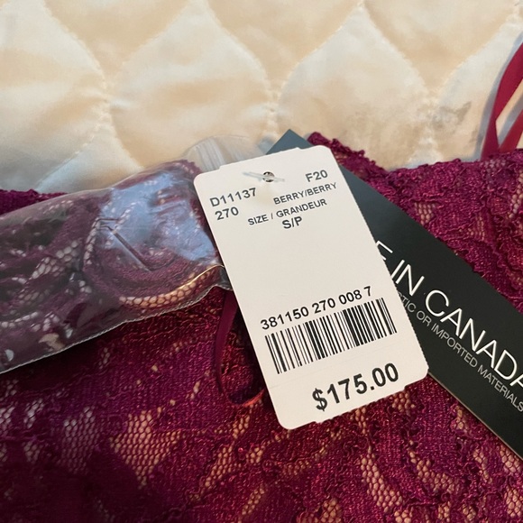 Le chateau lace dress. NWT - size small. - Picture 2 of 3